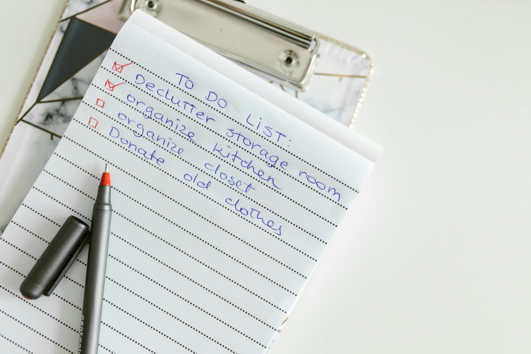 Downsizing closet for retirement visual guide Downsizing closet for retirement article image about retirement planning risks
