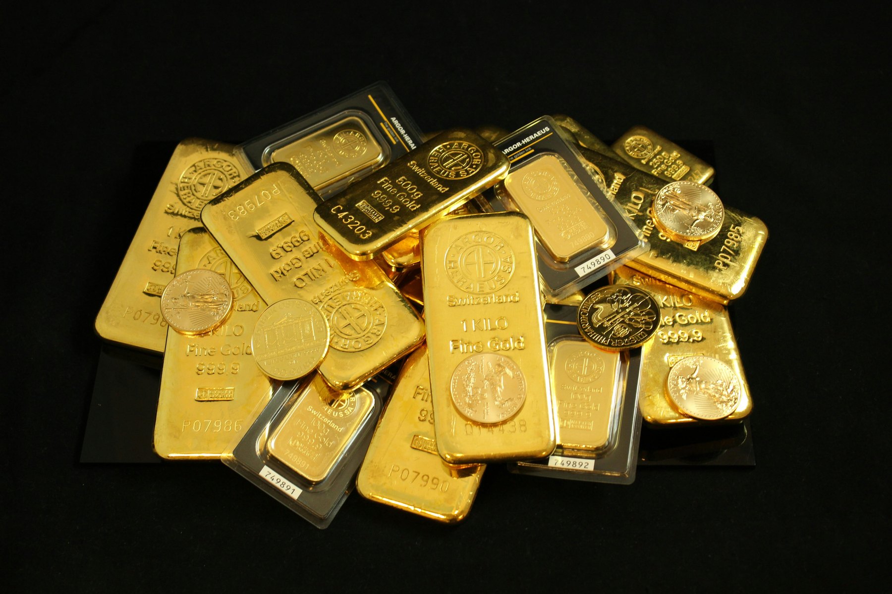 Gold buying myths visual guide Gold buying myths article image about retirement planning risks