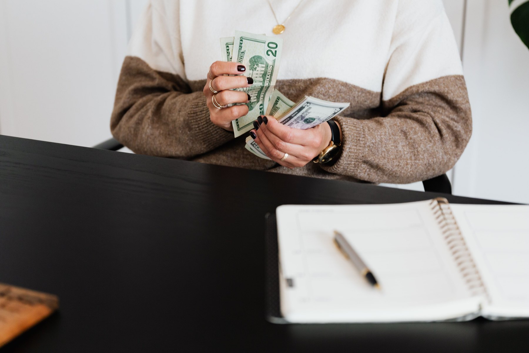 Side hustle boom visual guide Side hustle boom article image about income growth and salary planning