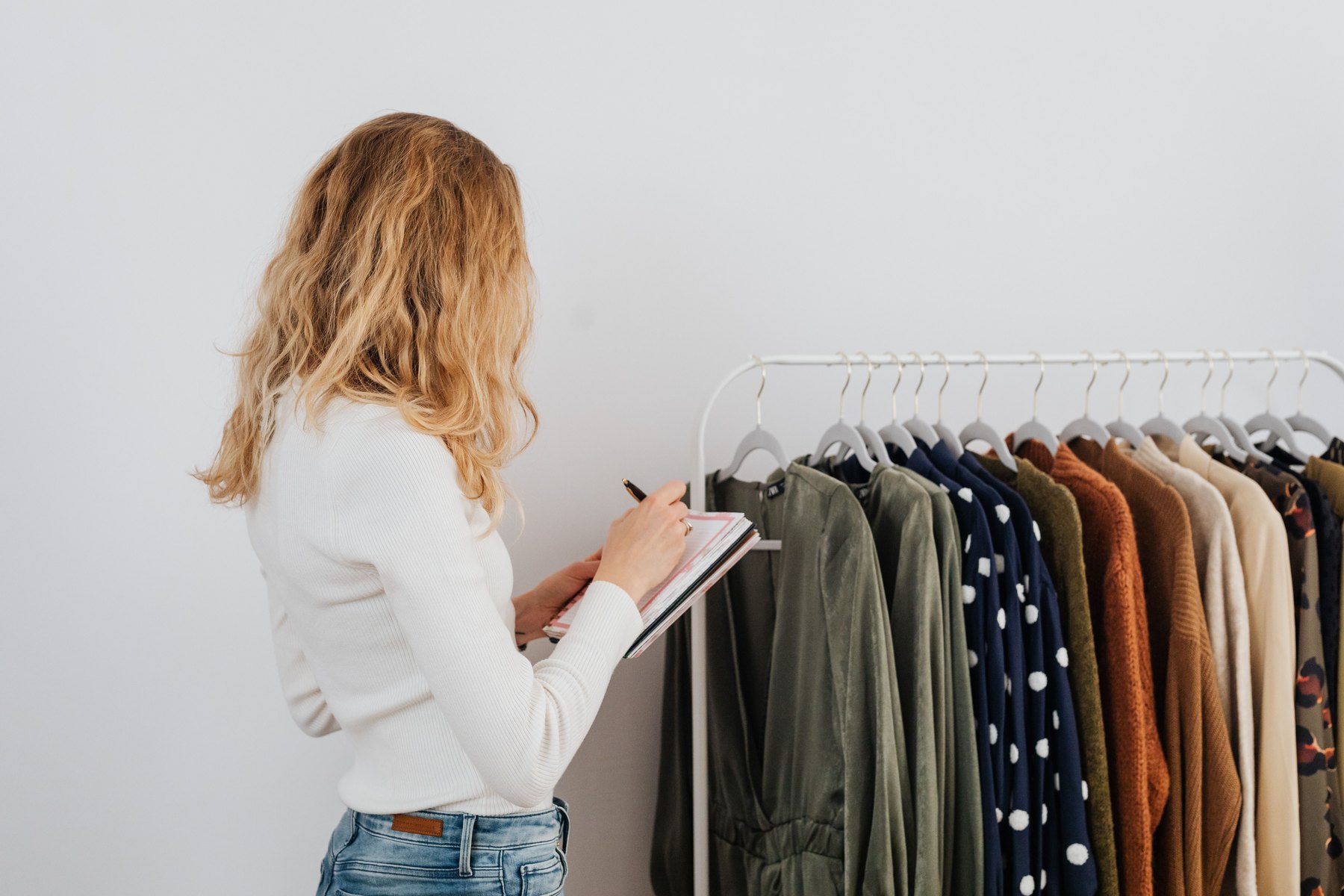 Holiday shopping wallet tips visual guide Holiday shopping wallet tips article image about everyday money decisions