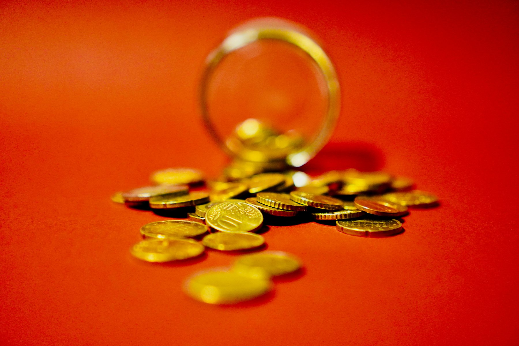 Invest in gold visual guide Invest in gold article image about retirement planning risks