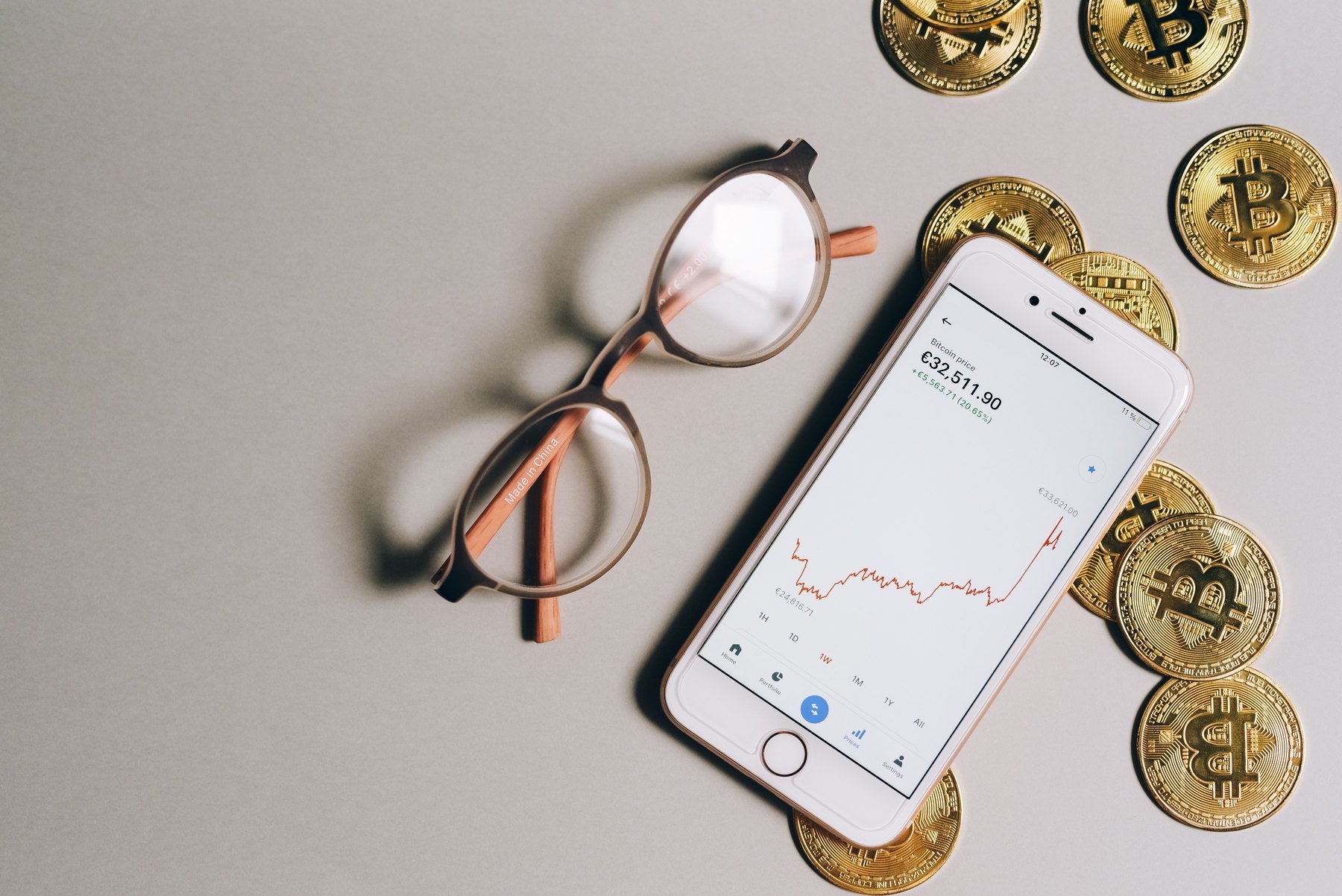 Investing in gold for beginners visual guide Investing in gold for beginners article image about retirement planning risks