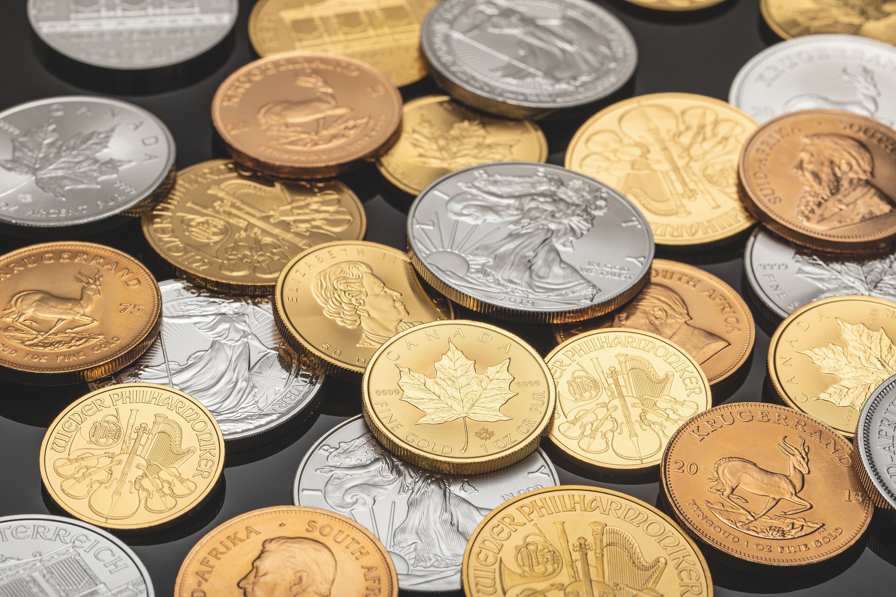 Gold vs. Bitcoin visual guide Gold vs. Bitcoin article image about retirement planning risks